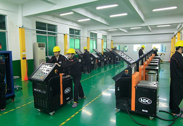 NDC為十多家領(lǐng)先的非織造布企業(yè)制造復(fù)合機(jī)，以應(yīng)對(duì)3月份的疫情。